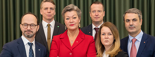 Sveriges regering fotad på Lejonterassen. Foto: Ninni Andersson/Regeringskansliet