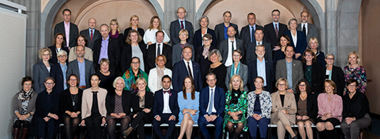 Gruppfoto på statsråden Åsa Lindhagen, Mikael Damberg och Ardalan Shekarabi tillsammans med de myndighetschefer som deltog på ett möte om jämställdhetsintegrering i myndigheter.