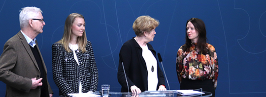 Jämställdhetsminister Åsa Lindhagen tillsammans med tre av kommissionens deltagare, ordförande Lise Bergh, Nina Åkestam Wikner och Sture Nordh. Saknas på bild gör Mahmood Arai.