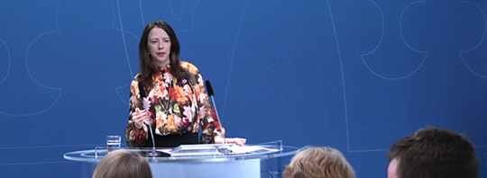 Jämställdhetsminister Åsa Lindhagen talar vid en pressträff. Foto: Evelina Larsson/Regeringskansliet