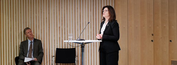 Per Ewaldsson, ordförande i ILO-kommittén, lyssnar när arbetsmarknadsminister Eva Nordmark talar på den digitala ILO-konferensen.