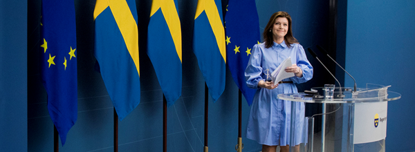 Arbetsmarknadsminister Eva Nordmark på väg till talarstolen i regeringens pressrum.