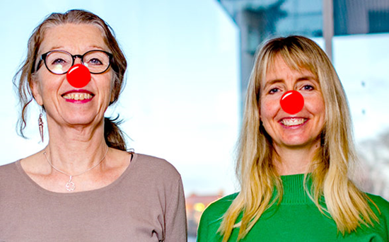Bilden föreställer Anita och Helen med röda näsor.