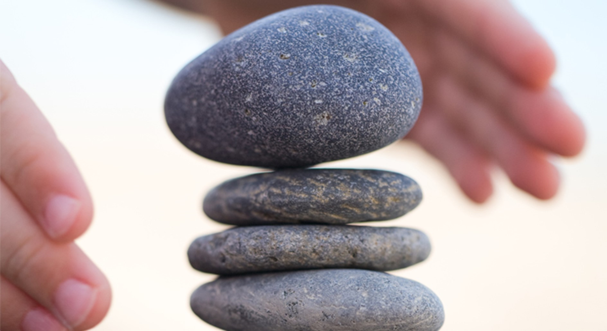 Foto av fyra stenar som balanserar på varandra