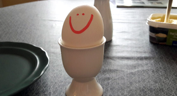 Bild på ett ägg med en glad mun