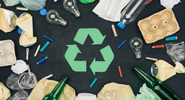 Plast, skräp och en återvinningssymbol