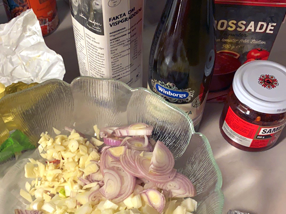 Råvaror för matlagning på en diskbänk.