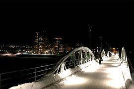 Gamla tegsbron en vinterkväll.
