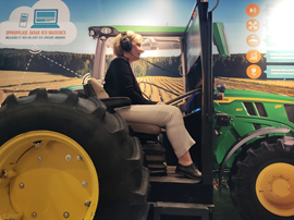 Lansdhövding Helene Hellmark Knutsson sitter i en traktor.