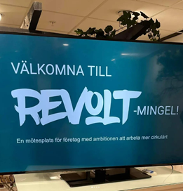 Bildskärm med texten "Välkommen till Revolt-mingel".