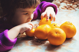 Barn tar i citrusfrukt.