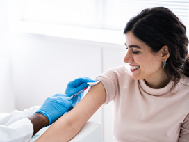 En kvinna får vaccinspruta i armen