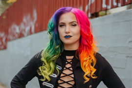 Porträttbild på en kvinna med färgglatt hår.