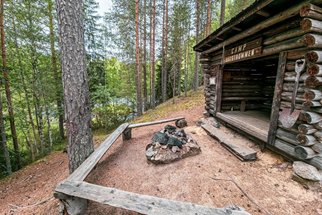 Ett vindskydd med eldstad uppe på en höjd i skogen