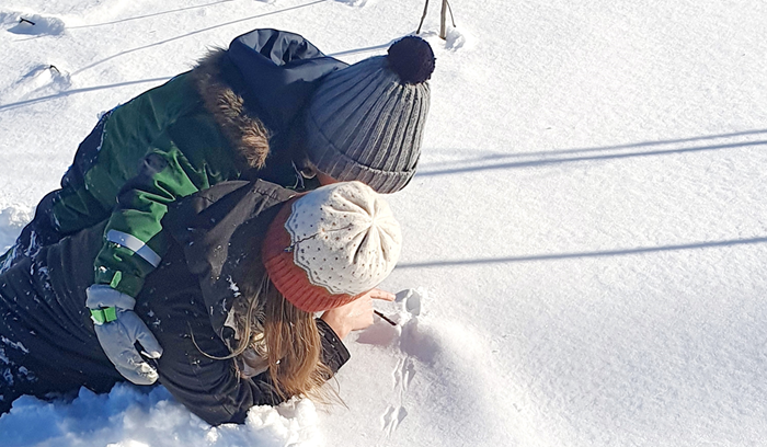 Två personer som leker i snön.
