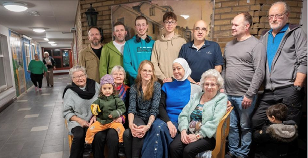 En gruppfoto med människor i olika åldrar. Alla bor i ett kollektivhus i Linköping