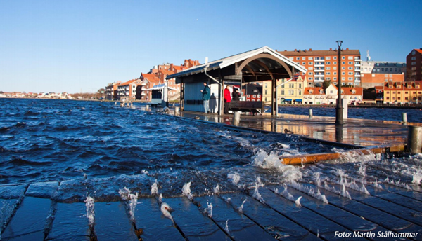 Fotot visar Karlskrona vid hög havsvattennivå, vatten sköljer över brygga. Foto: Martin Stålhammar