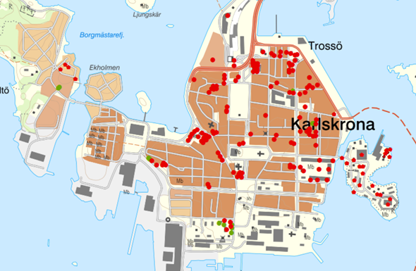 Karta över Trossö i Karlskrona där skyddade byggnader och träd är markerade.