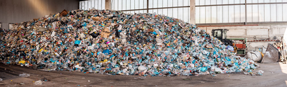 Ett berg av plastskräp på en avfallsanläggning