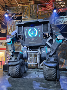 En robot med stor skärm, armar och hjul till ben