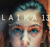 En närbild på ansiktet av en artificiell trettonårig tjej, vid namn Laika 13
