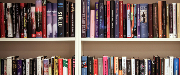 Foto på bokhylla med flera böcker.