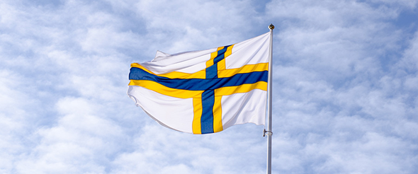 Sverigefinsk flagga vajar i vinden, foto.