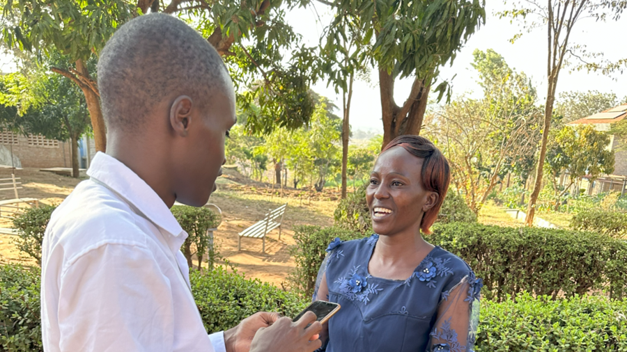 Medborgare intervjuad av kommun i Kenya. Foto: ICLD